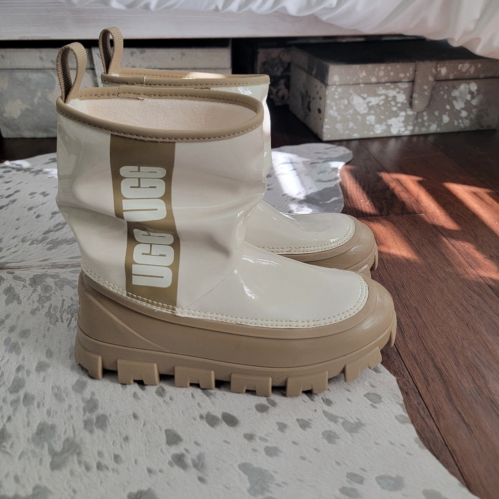 UGG The Classic Brellah Mini, Size 6